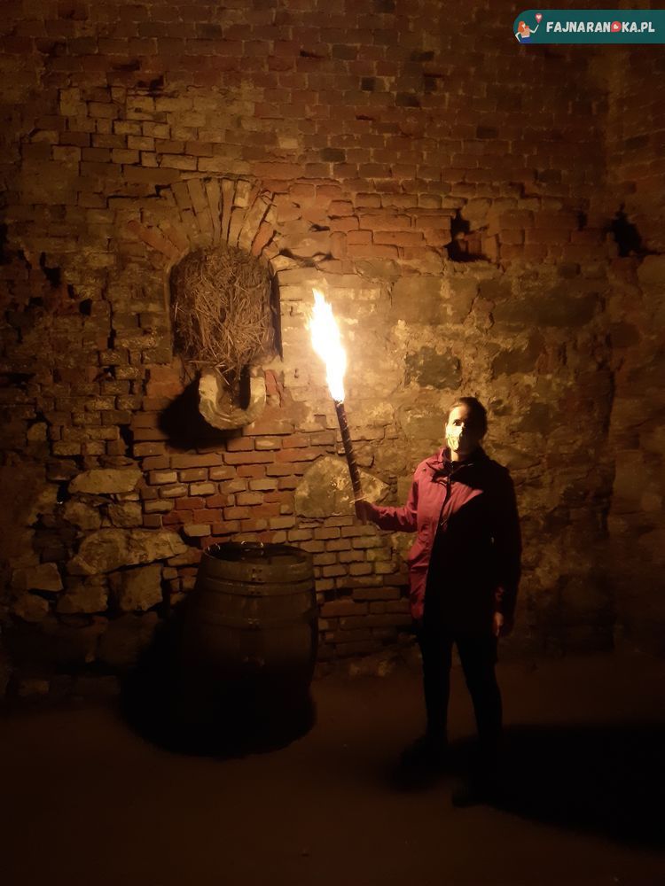 Nocne zwiedzanie Twierdzy Srebrna Góra dla Wrocławian to obowiązkowy pomysł na niezapomnianą randkę.