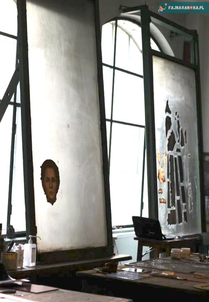 Tak pracuje się nad witrażem w Muzeum Witrażu w Krakowie.