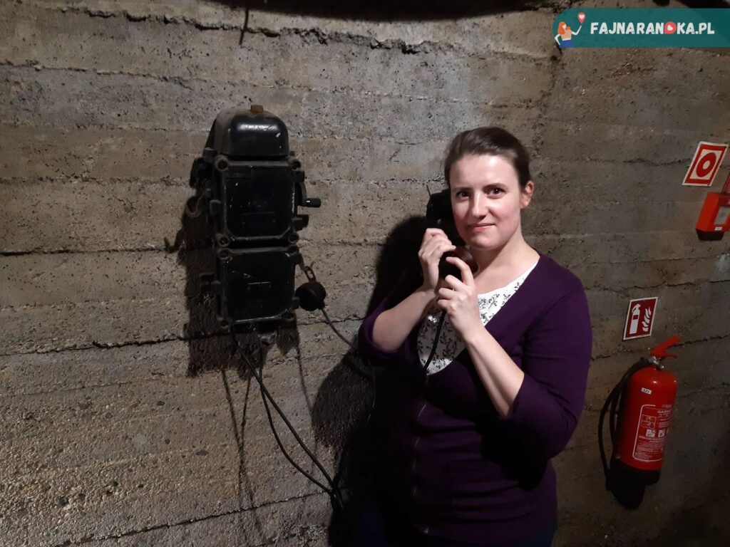 Telefon bardzo przewodowy i jedyny kontakt ze światem zewnętrznym w Lisiej Sztolni - Stara Kopalnia w Wałbrzychu.