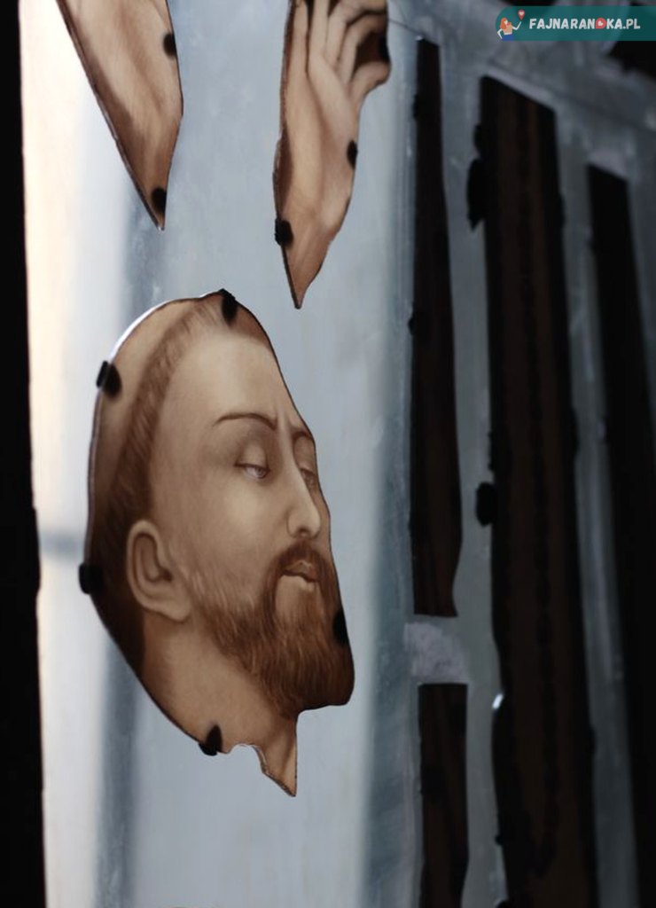 Twarz malowana na witrażu w Muzeum Witrażu w Krakowie.