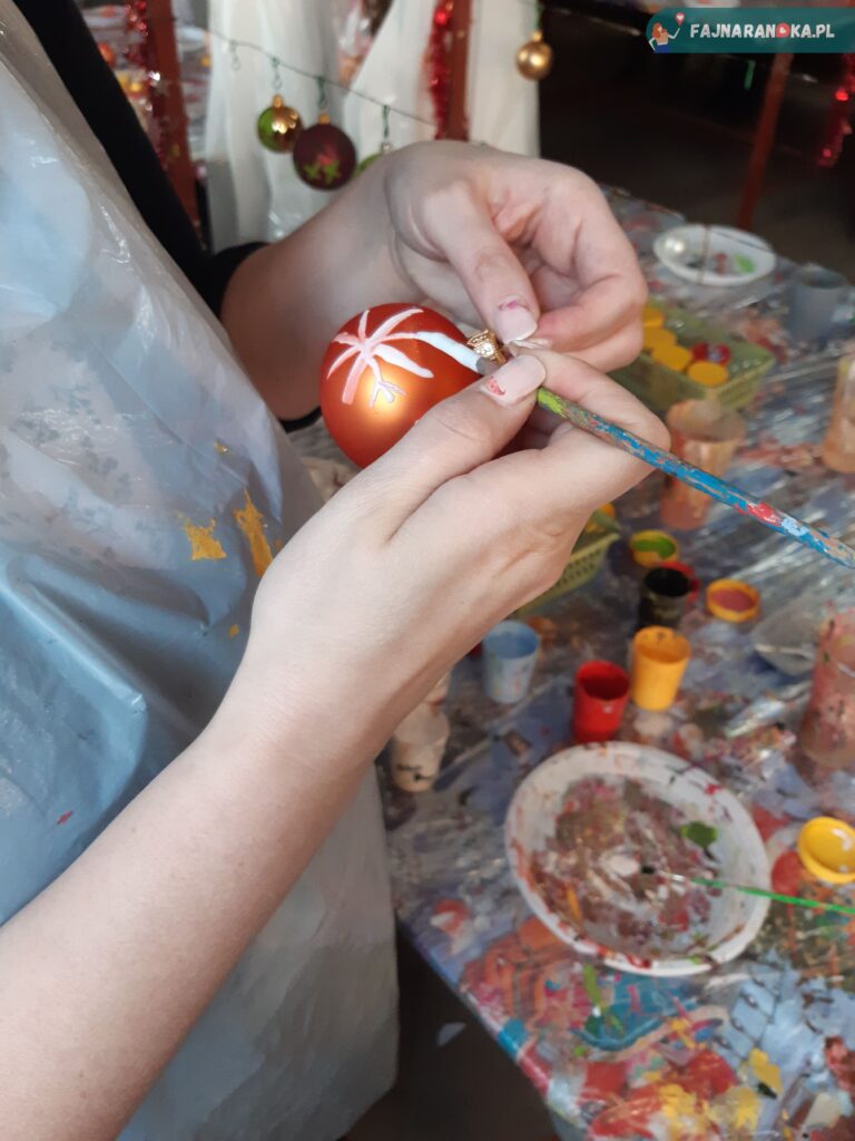 Warszaty ze zdobienia bombek w fabryce ozdób KadPol