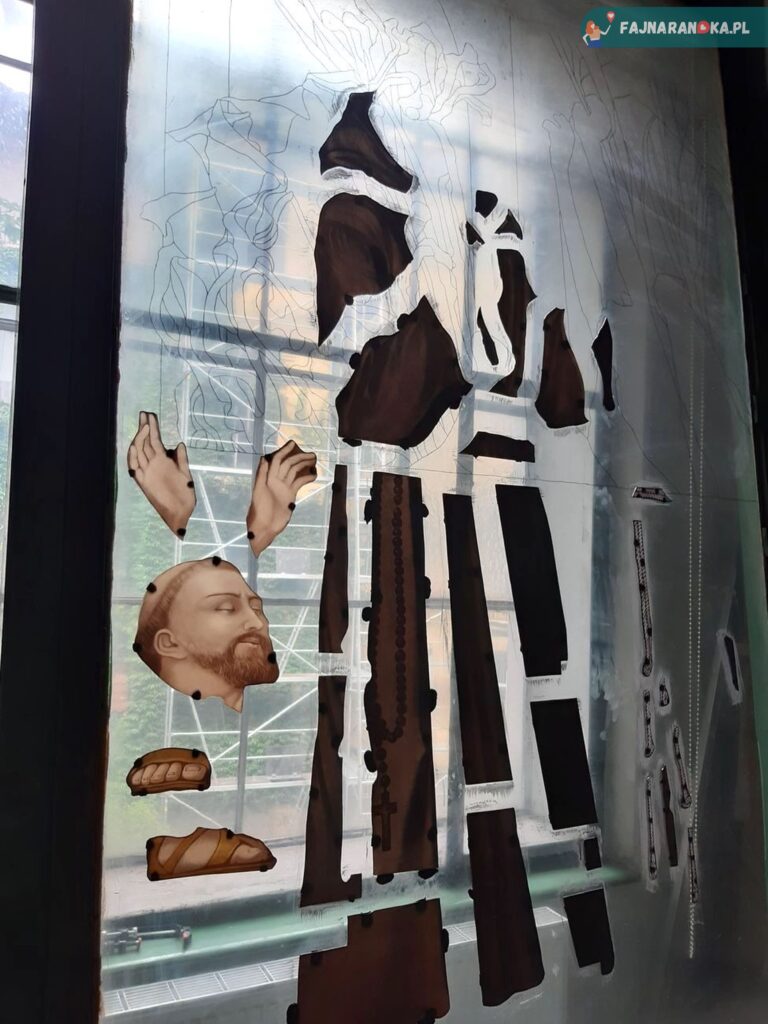 Witraż przedstawiający świętego w Muzeum i Pracowni Witrażu w Krakowie.