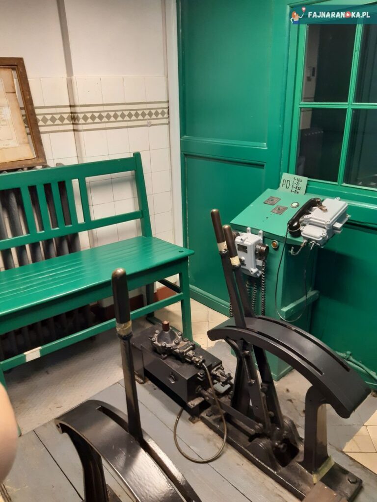 Wnętrze kabiny maszynistów napędu wyciągowego szybu Julia w Starej Kopalni w Wałbrzychu.