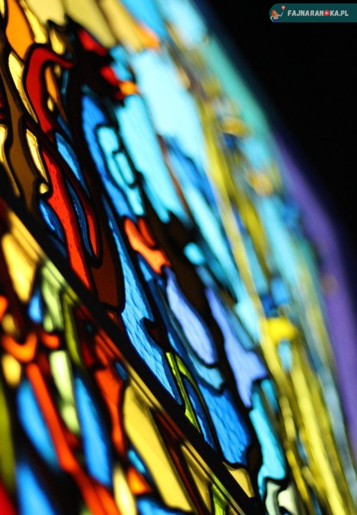 Zbliżenie na niezwykłe kolory gotowego witrażu w Muzeum i Pracowni Witrażu w Krakowie.