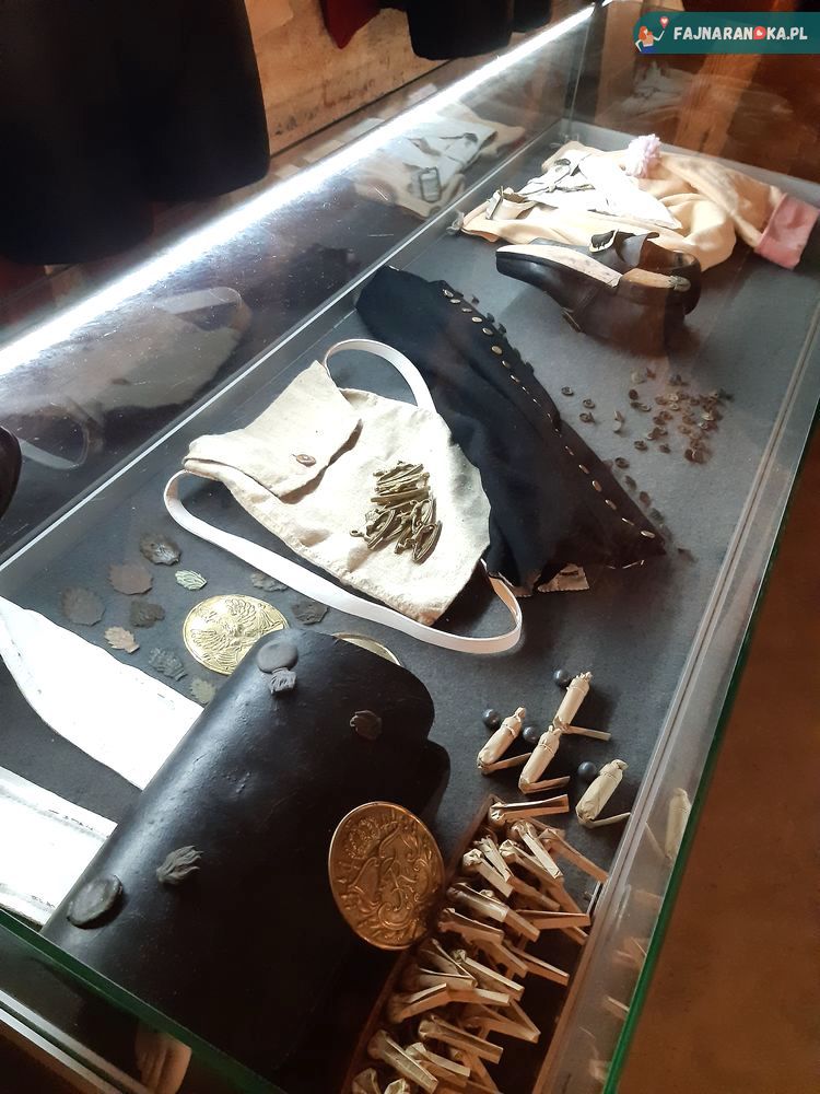 Ekspozycja wyposażenia po oddziałach wojskowych w Twierdzy Srebrna Góra.