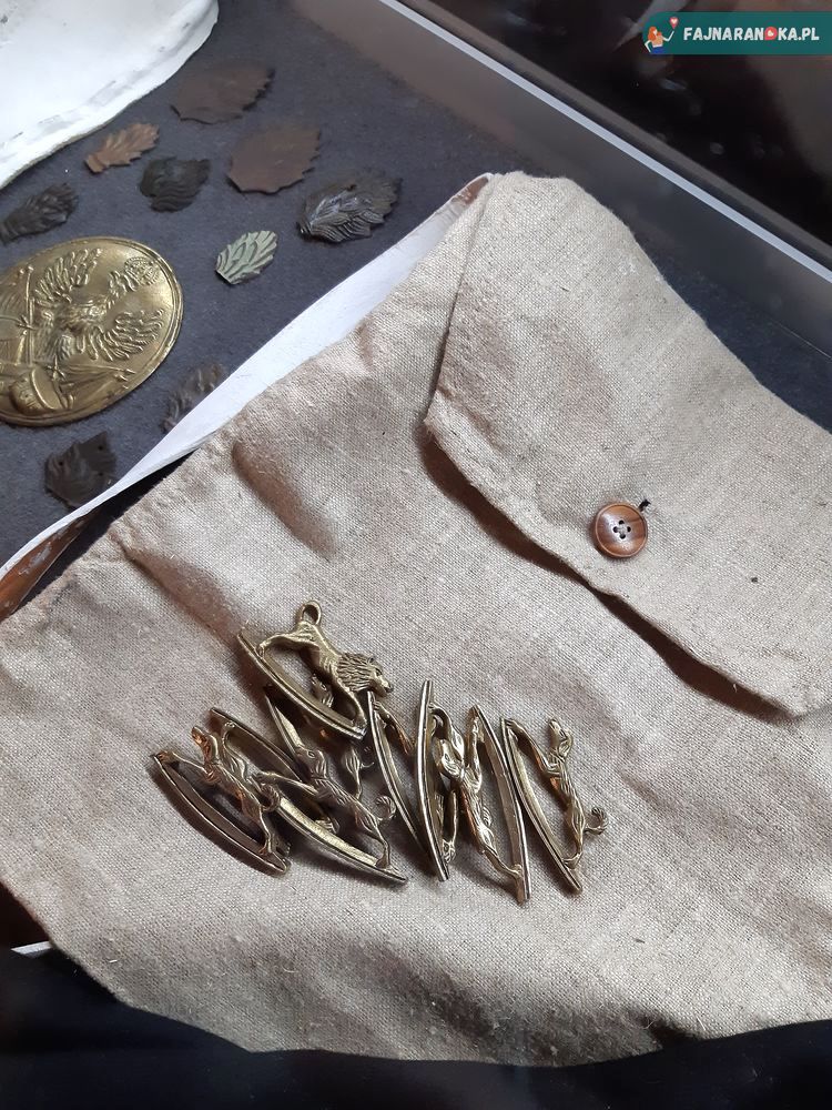 Ekspozycja pamiątek po oddziałach wojskowych w Twierdzy Srebrna Góra.