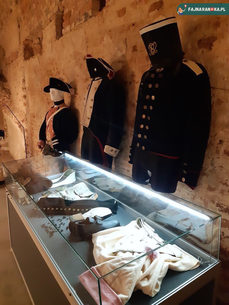 Ekspozycja umundurowania w Twierdzy Srebrna Góra.