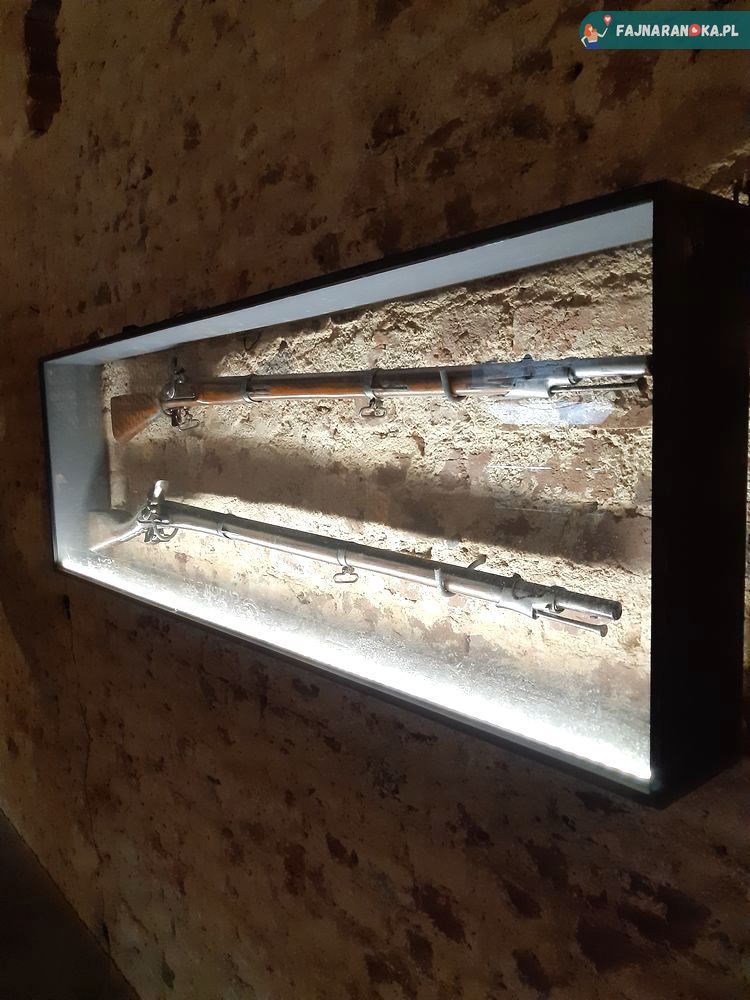 Gablota z zabytkową broń palną, muszkiety z epoki, wyeksponowane w Twierdzy Srebrna Góra.