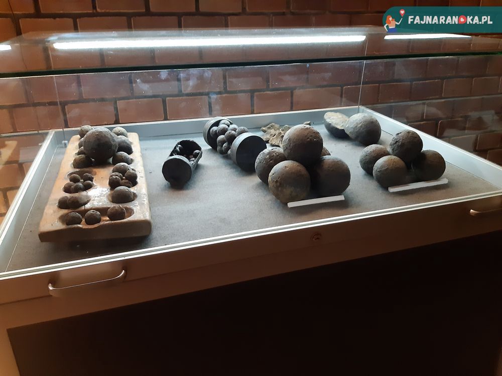 Ekspozycja kul armatnich w Twierdzy Srebrna Góra.