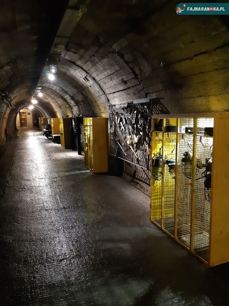 W Lisiej Sztolni - Stara Kopalnia w Wałbrzychu. Szafki na sprzęt górniczy.