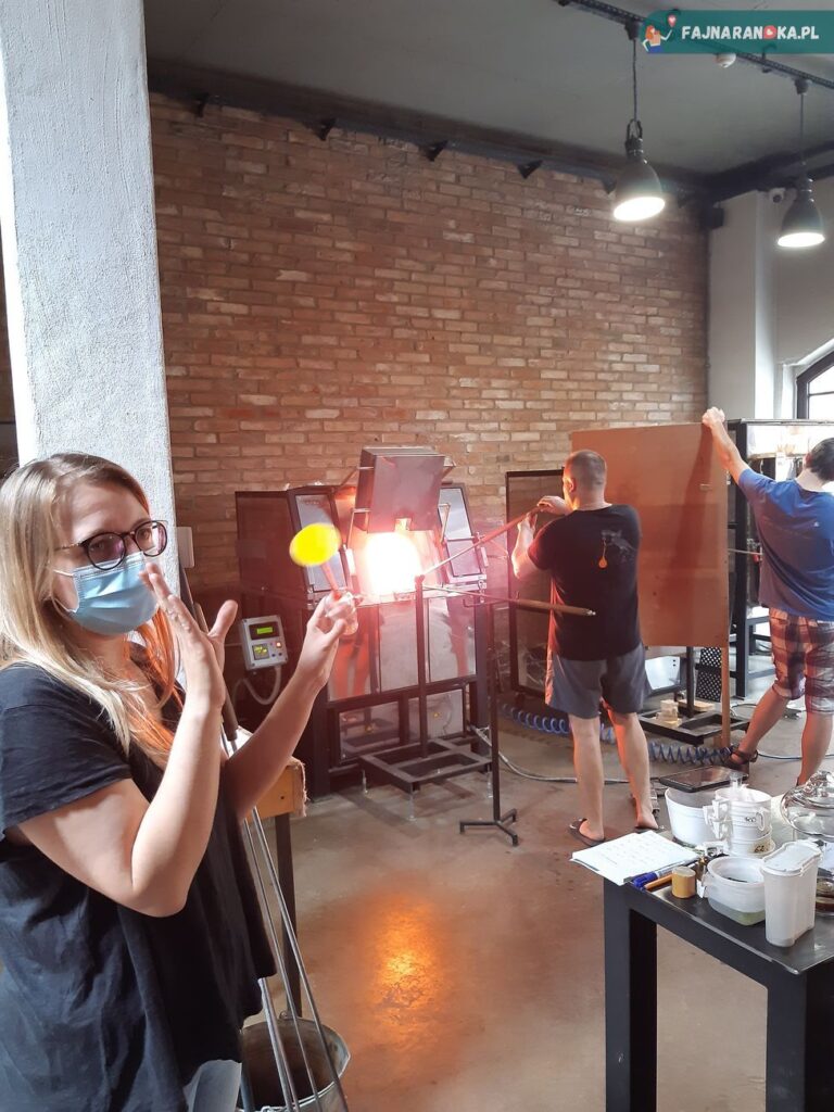 Zwiedzanie z przewodnikiem w Hucie Szkła w Pucku dmuchanie szkła.
