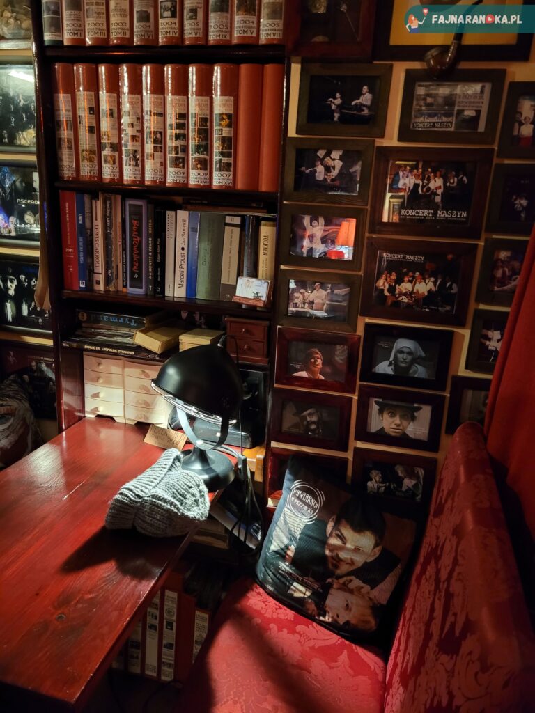 W kawiarni "u Przyjaciół" w Poznaniu, każdy stolik jest inny.