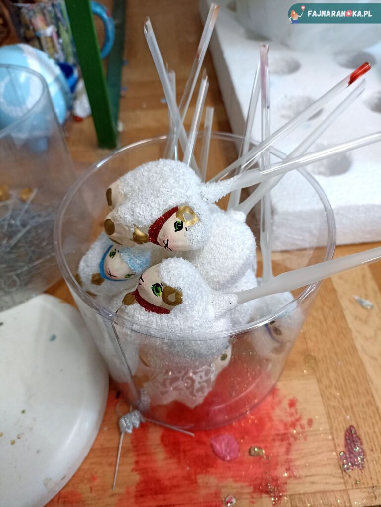 Bombki brokatowe owieczki w KADPOL fabryce bombek w Gnieźnie