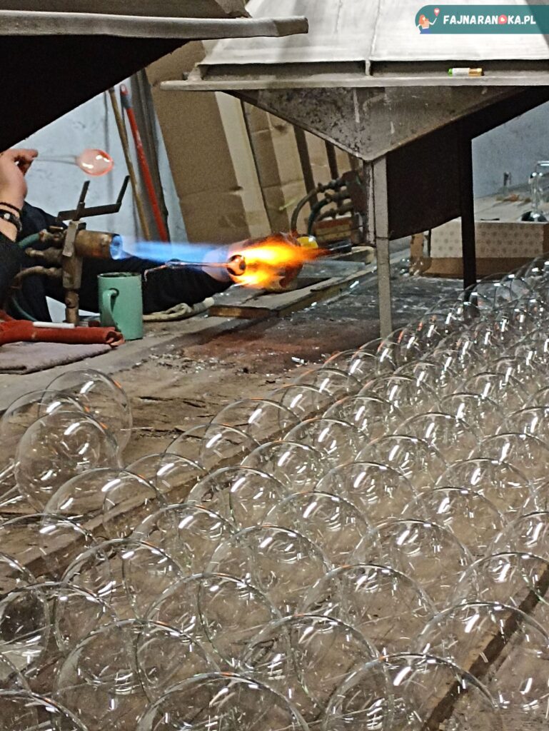 Dmuchanie i kształtowanie bombek w KADPOL fabryce bombek w Gnieźnie 1