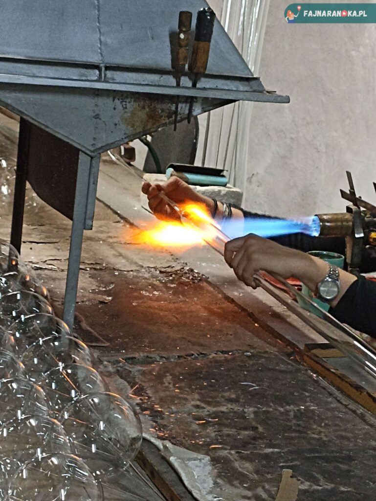 Dmuchanie i kształtowanie bombek w KADPOL fabryce bombek w Gnieźnie 2