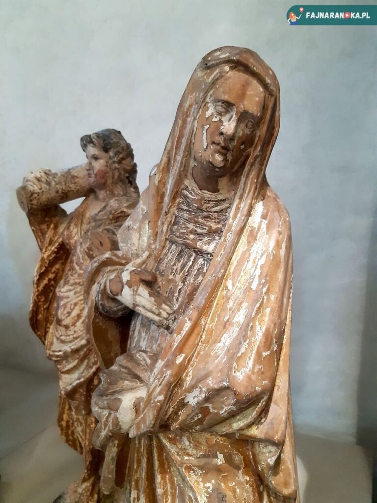 Rzeźba Marii z Dzieciątkiem w kaplicy św. Anny przy Muzeum Historii Medycyny we Fromborku