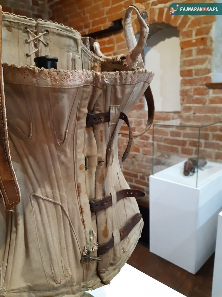 Zbliżenie na dawny gorset ortopedyczny w Szpitalu św. Ducha i Muzeum Medycyny we Fromborku.