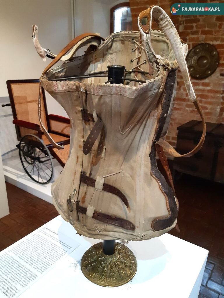 Dawny gorset ortopedyczny w Szpitalu św. Ducha i Muzeum Medycyny we Fromborku.