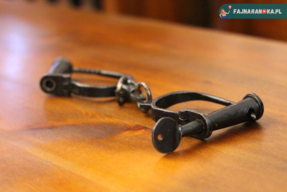 Kajdany w sali sądowej z czasów epidemii dżumy w Laboratorium Frankensteina w Ząbkowicach Śląskich.