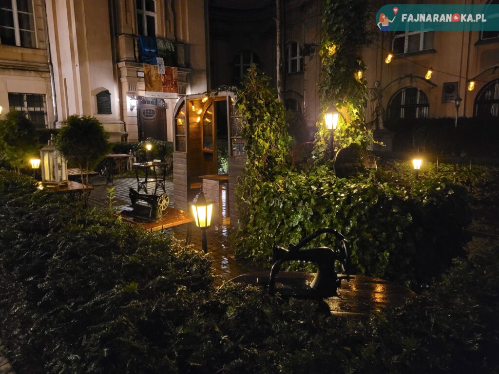 Klimatyczny ogródek zimową porą w kawiarni u Przyjaciół w Poznaniu.