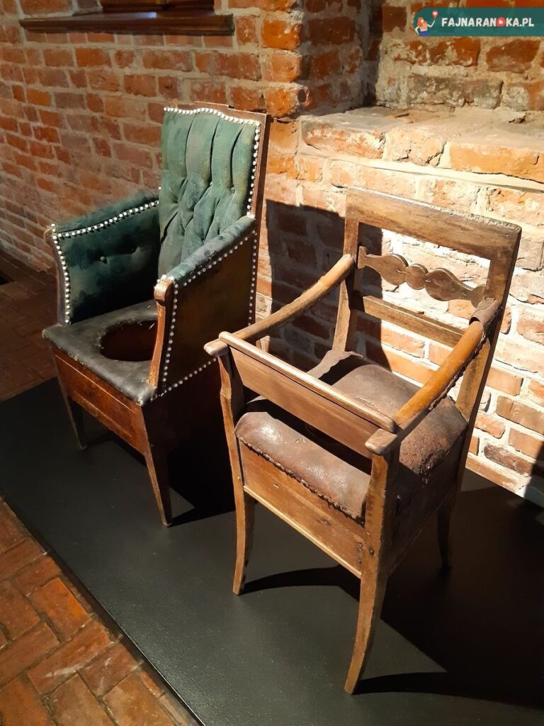 Fotele porodowe w Szpitalu św. Ducha i Muzeum Medycyny we Fromborku.