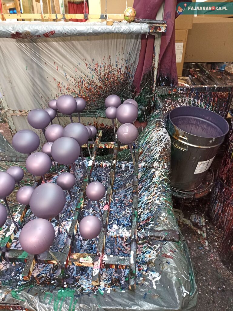 Kremowy fiolet nowy kolor szkliwa bombek w KADPOL fabryce bombek w Gnieźnie