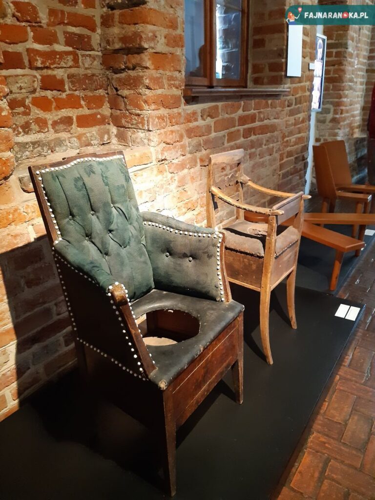 Fotele porodowe w Szpitalu św. Ducha i Muzeum Medycyny we Fromborku.