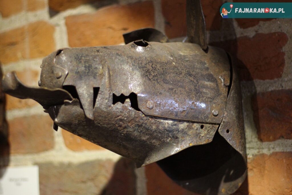 Maska hańby Wilk prezentowana w podziemiach zamku krzyżackiego w Toruniu.