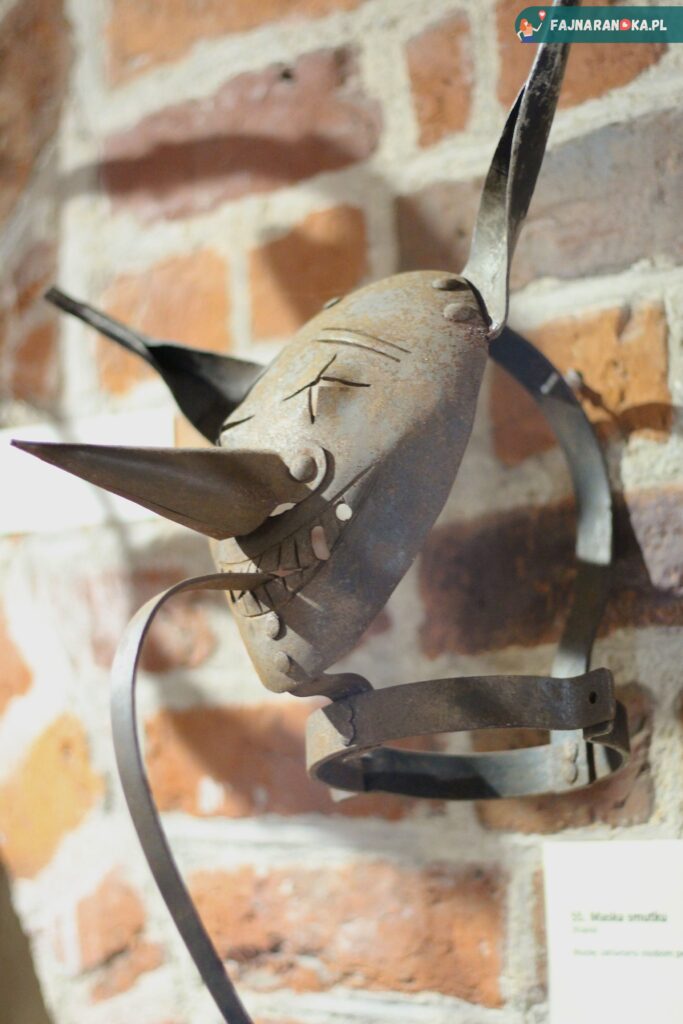 Maski hańby: maska smutku kara dla osób pesymistycznych  - ruiny zamku krzyżackiego w Toruniu.