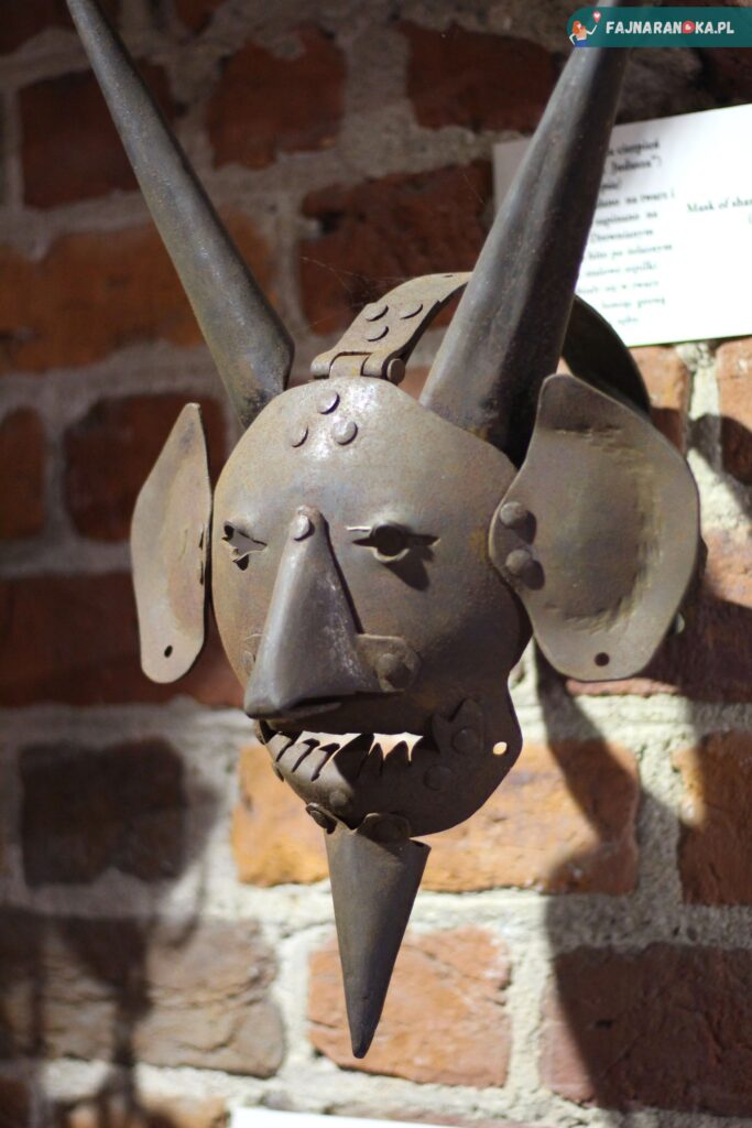 Maski hańby: Pocałunek Judasza zakładana zdrajcom  - ruiny zamku krzyżackiego w Toruniu.