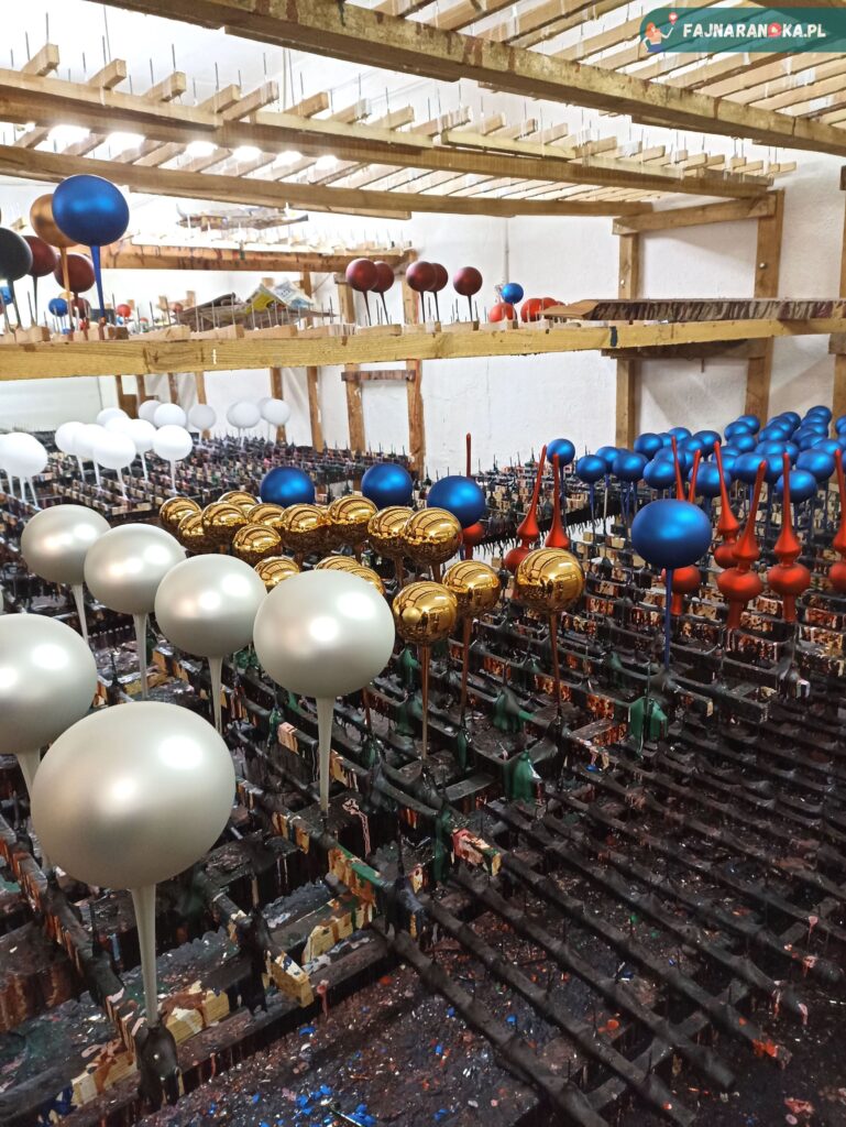 Ociekanie bombek w KADPOL fabryce bombek w Gnieźnie