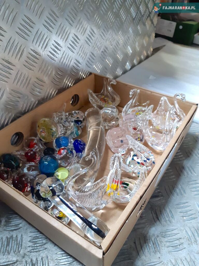 Odpady szklane w Hucie Szkła w Pucku.