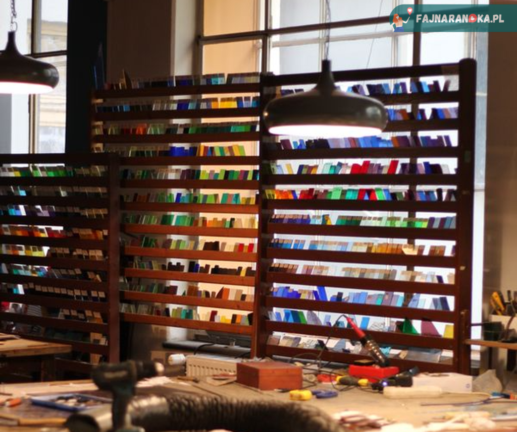 Paleta barw szkła przygotowana do witrażu w Muzeum Witrażu w Krakowie.