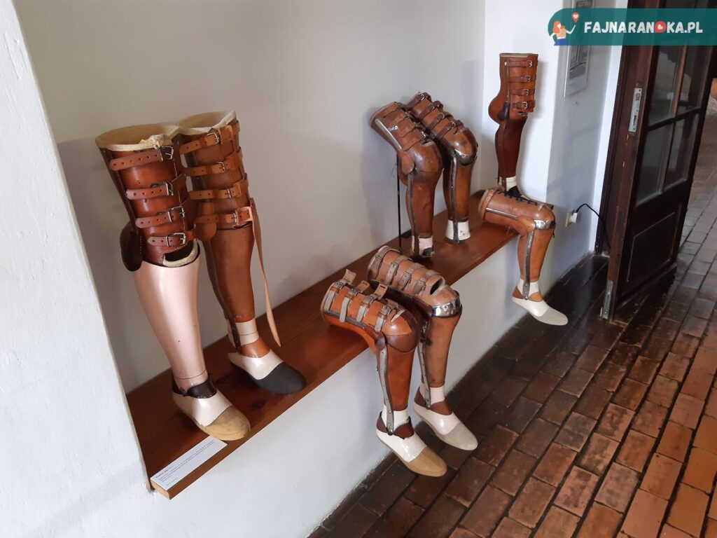 Dawne protezy nóg w Szpitalu św. Ducha i Muzeum Medycyny we Fromborku.