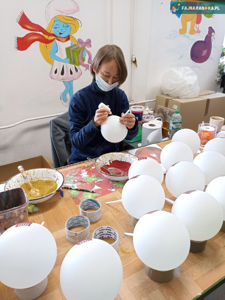 Ręcznie malowanie bombek w KADPOL fabryce bombek w Gnieźnie