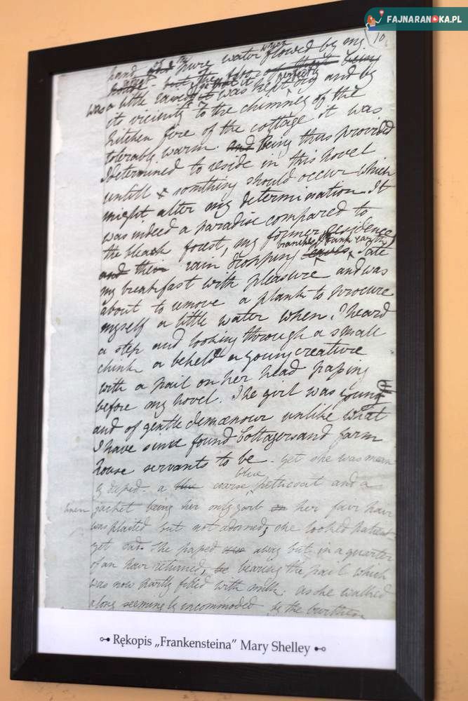 Rękopis powieści o potworze doktora Frankensteina i sama Mary Shelley przy pracy w Izbie Pamiątek Regionalnych w Ząbkowicach Śląskich.