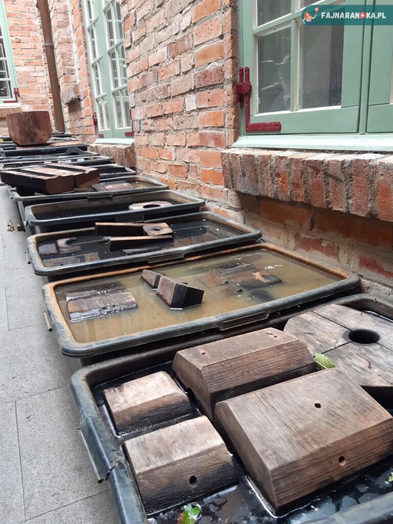Rewniane formy do kształtowania szkła w Hucie Szkła w Pucku.