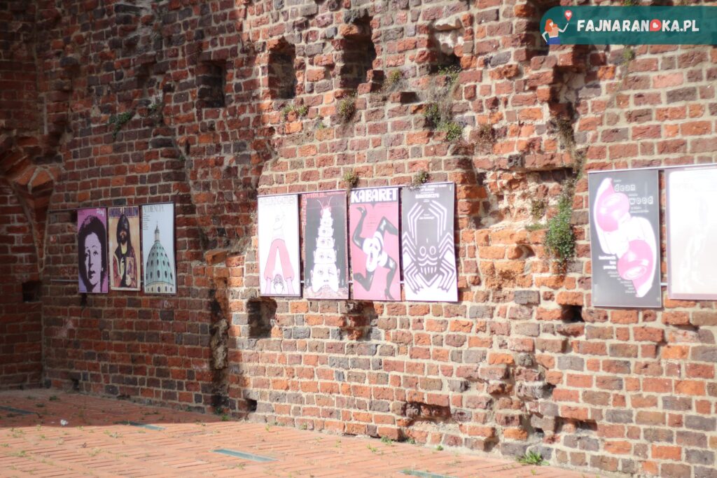 Wystawa czasowa plakatów w ruinach zamku krzyżackiego w Toruniu.