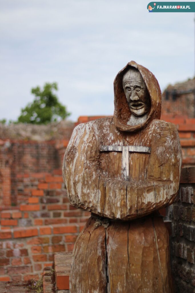 Drewniana rzeźba mnicha w ruinach zamku krzyżackiego w Toruniu.