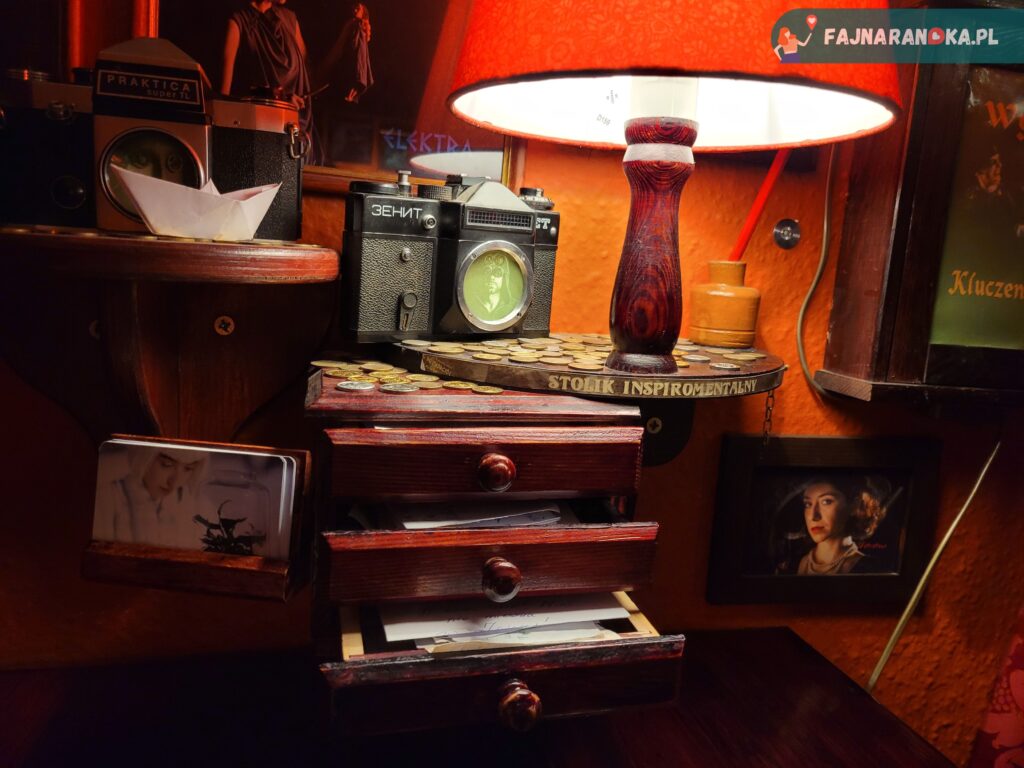 W kawiarni "u Przyjaciół" w Poznaniu, zaskoczą Was niezwykłe dekoracje pełne poezji i teatru.