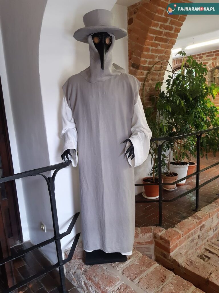 Historyczny strojów dla lekarzy dżumowych w Szpitalu św. Ducha i Muzeum Medycyny we Fromborku.