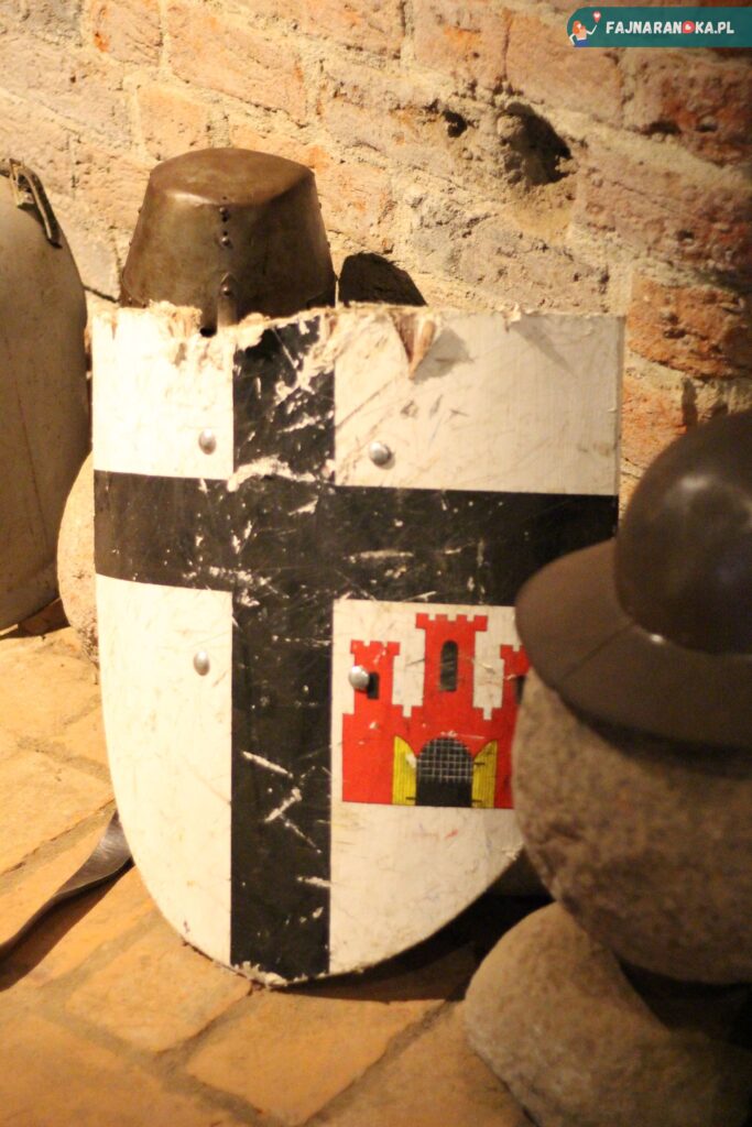 Replika krzyżackiej tarczy - Zamek Krzyżacki w Toruniu.