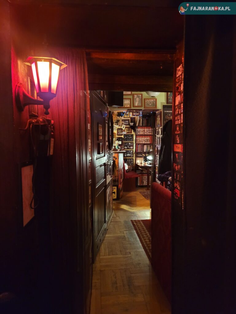Klimatyczne wnętrze kawiarni "u Przyjaciół" w Poznaniu.