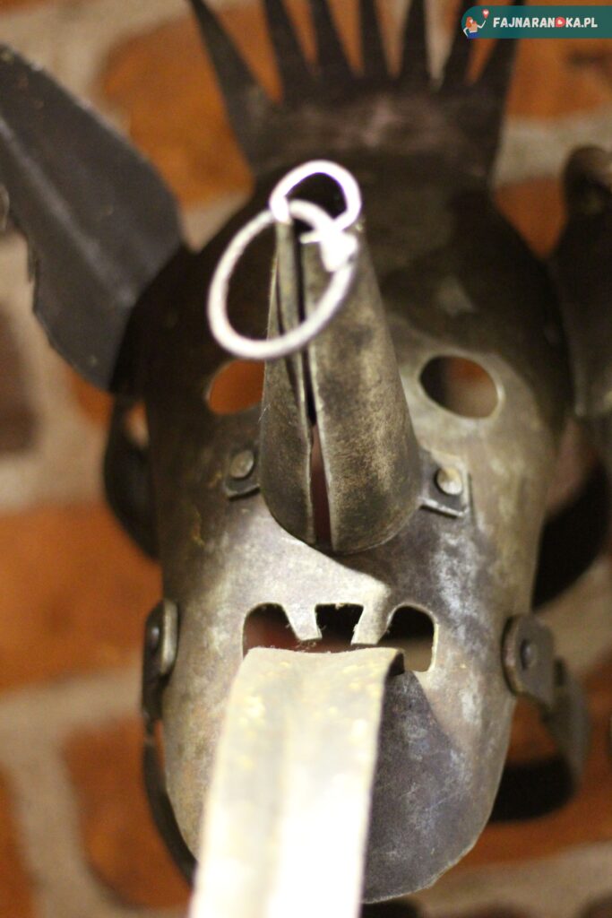 Maska hańby dla plotkarza eksponowana w ruinach krzyżackiego zamku w Toruniu.