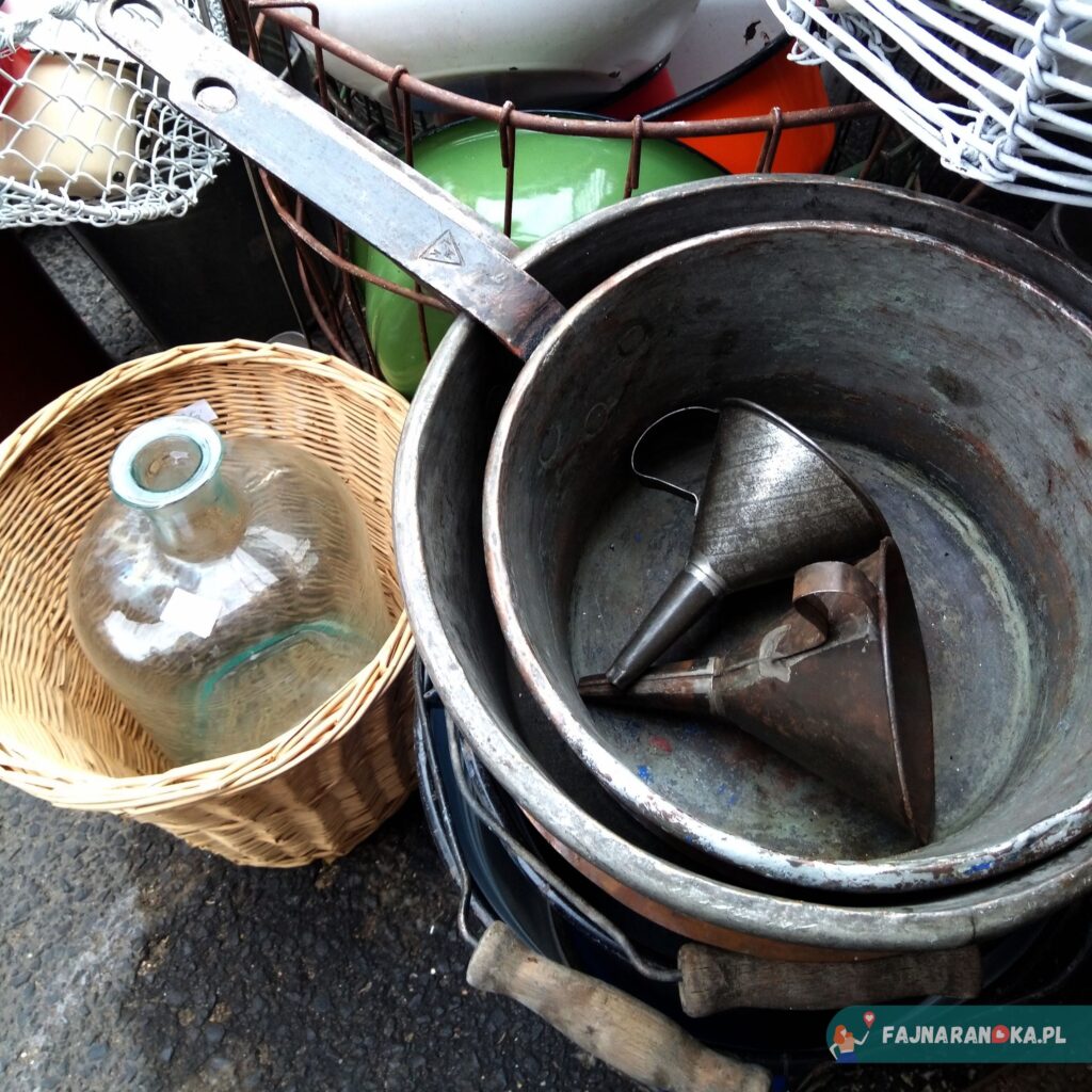 Aluminiowe i cynowe naczynia na Jarmarku Dominikańskim.