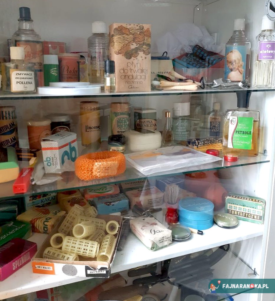 Apteczka i znane z czasów PRL kosmetyki w Muzeum Sentymentów w Kowarach.