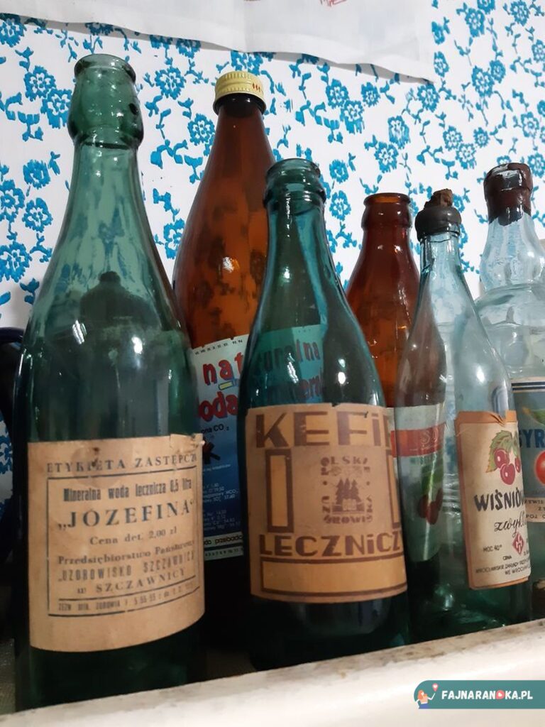 Błękitne i zielone szkło w Muzeum Sentymentów w Kowarach.