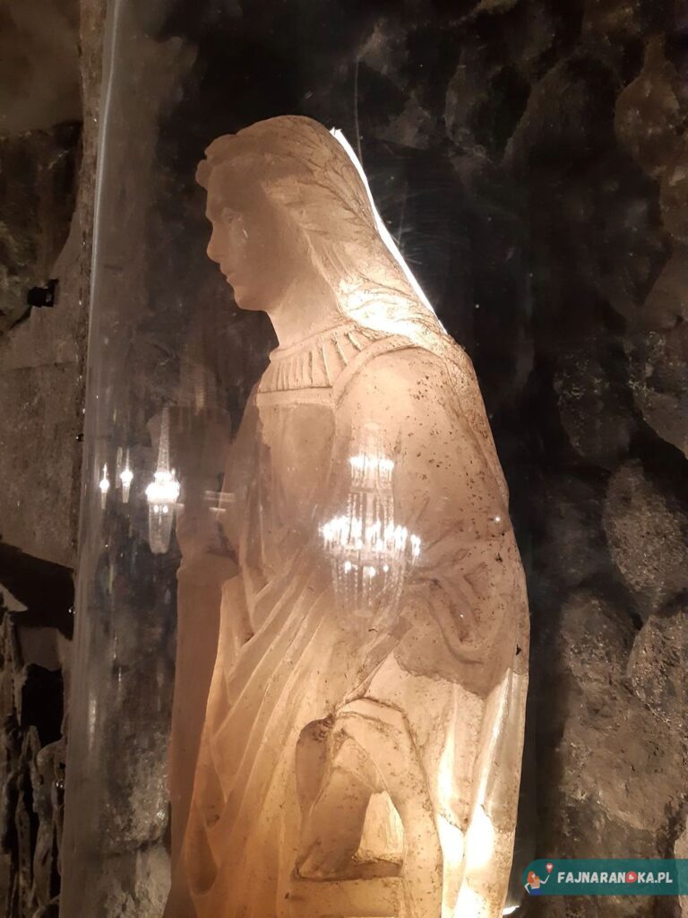 Figura św. Kingi wykonana z soli i pięknie podświetlona zdobi Kaplicę św. Kingi w Kopalni Wieliczka.