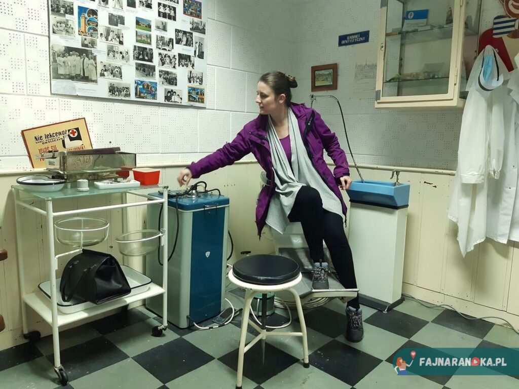 Gabinet Higienistki z czasów PRL w Muzeum Sentymentów w Kowarach.