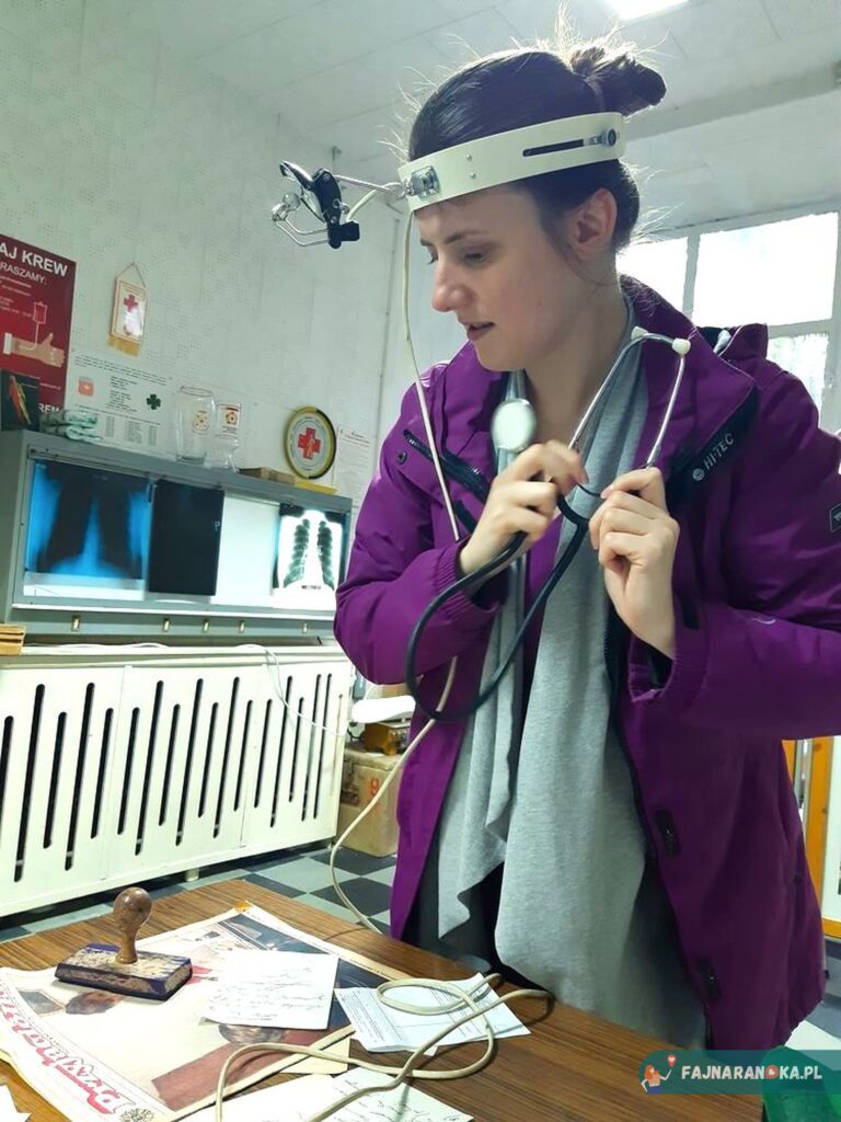 Gabinet lekarski z czasów PRL i niektórych szkół w Muzeum Sentymentów w Kowarach.